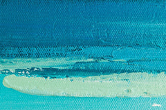 O vedere de aproape a picturii abstracte cu valuri și plajă, evidențiind textura și compoziția detaliată, Papilora.
