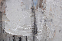 O vedere de aproape a picturii abstracte, evidențiind textura bogată și compoziția dinamică în nuanțe de gri, negru și auriu, Papilora.