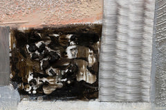 O vedere detaliată a picturii abstracte, evidențiind textura bogată și compoziția din blocuri aurii, argintii și bej, Papilora.