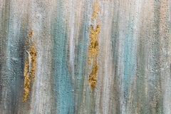 O vedere de aproape a picturii abstracte, evidențiind textura bogată și compoziția cu linii verticale și pete aurii, Papilora.