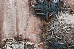 O vedere de aproape a picturii, evidențiind textura bogată și compoziția detaliată a florilor abstracte, Papilora.