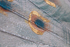 O vedere de aproape a picturii, evidențiind textura bogată și compoziția detaliată a păunului cu coada deschisă, Papilora.