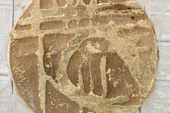O vedere de aproape a tabloului abstract, evidențiind textura bogată și compoziția detaliată a cercurilor aurii și albastre, Papilora.