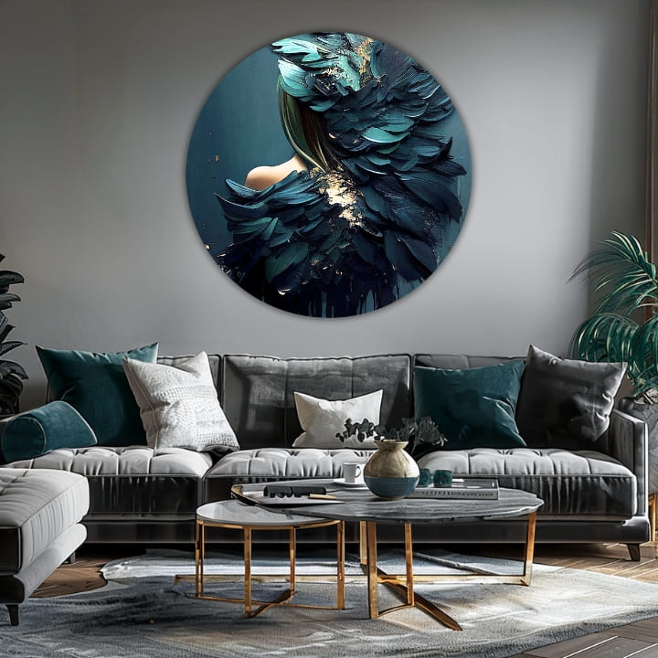 Tabloul cu o femeie cu aripi de pene turcoaz și aurii este agățat într-un interior modern și elegant, deasupra unei console din lemn cu o vază și o lumânare, Papilora.