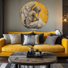 Tabloul rotund cu îngerul așezat, cu aripi și aură aurie, este agățat într-un interior modern, deasupra unei console din lemn cu o vază și o lumânare, Papilora.