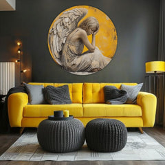 Tabloul rotund cu îngerul așezat, cu aripi și aură aurie, este agățat într-un interior modern, deasupra unei console din lemn cu o vază și o lumânare, Papilora.